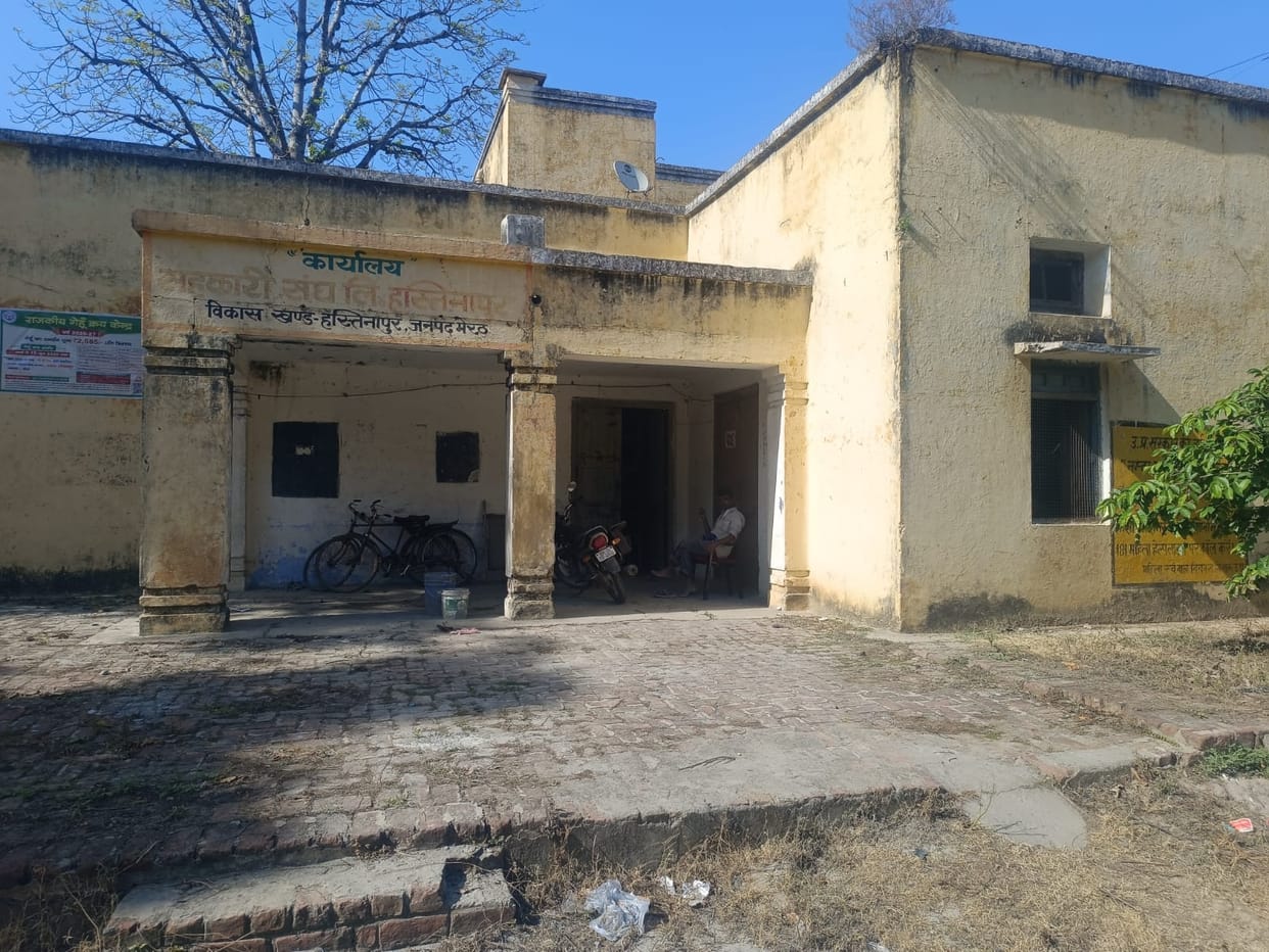 Farmers are waiting for the wheat procurement centers that opened 10 days ago.