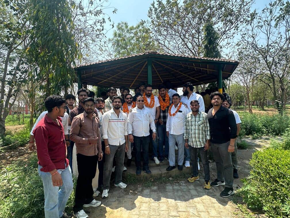 इंदिरा गांधी यूनिवर्सिटी में 17 अप्रैल के छात्र संवाद कार्यक्रम की तैयारियों को लेकर बैठक करते 