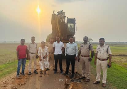 Action Taken Against Illegal Sand Mining Poclain Machine Seized and Placed in Police Custody in Jagdalpur
