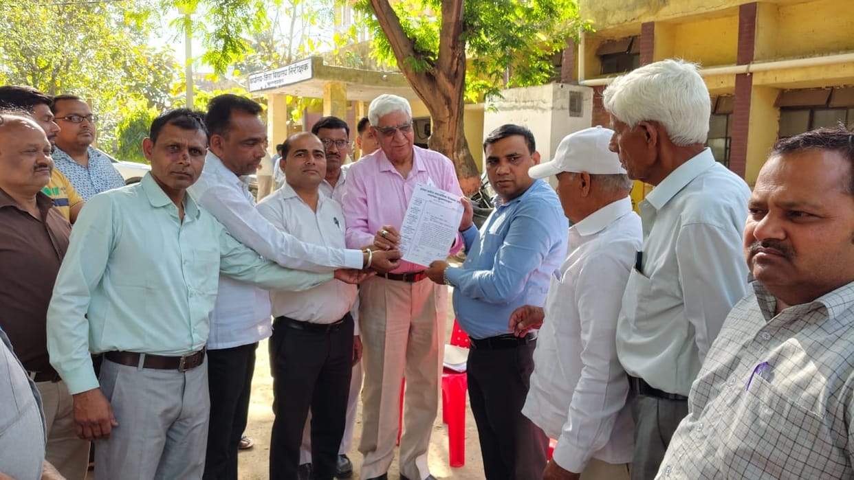 Dharna was held demanding the benefit of old pension.