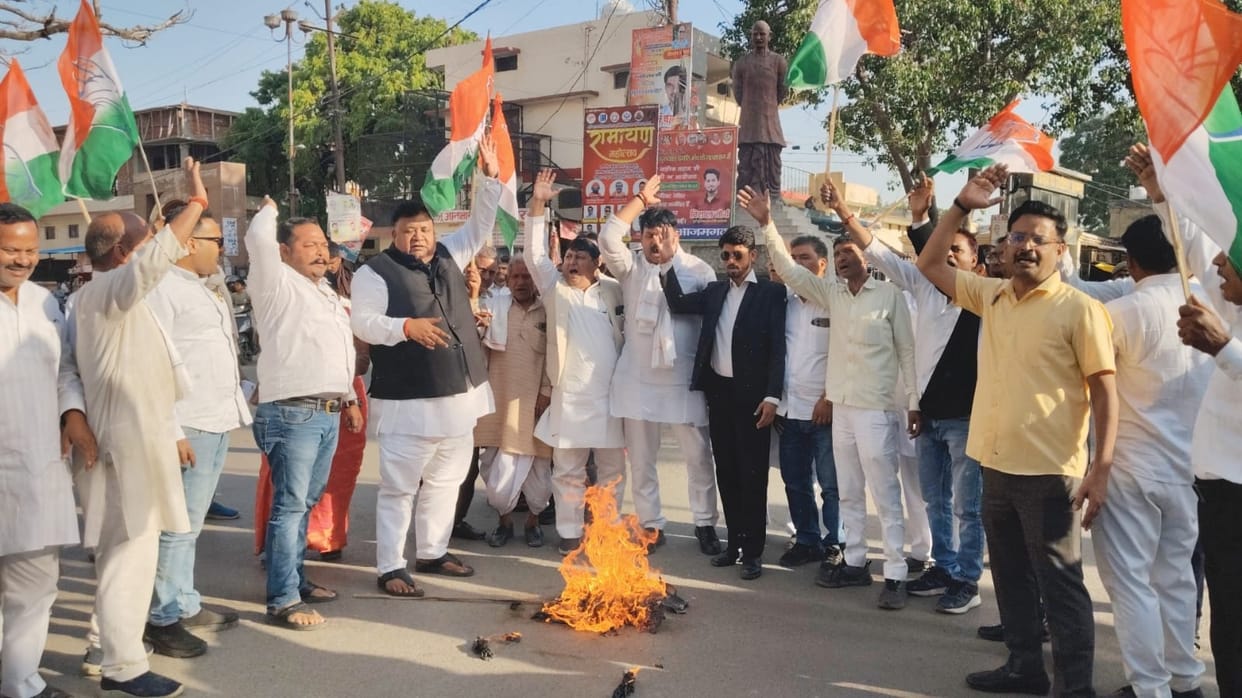 Congress burns effigy of Assam CM