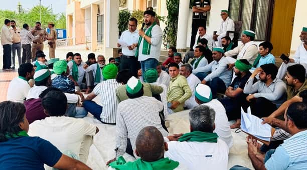 कलक्ट्रेट में धरने पर बोलते भाकियू कार्यकर्ता। स्रोत संगठन