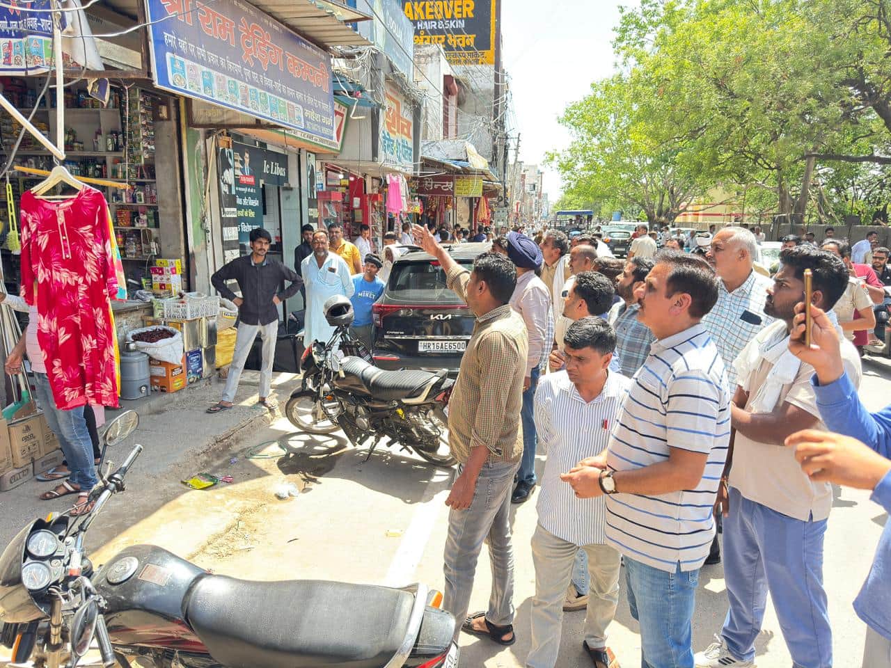 कोसली बाजार से अतिक्रमण हटाने के लिए पहुंची टीम। स्रोत : प्रशासन