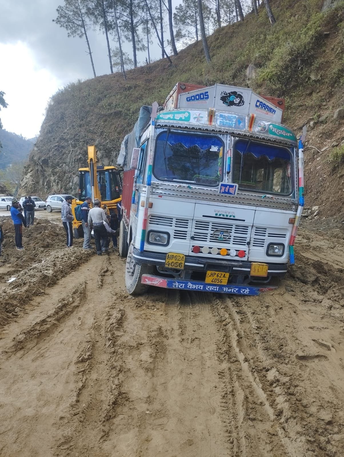 A truck got stuck in a swamp in Dhaniyara, Kotli, causing a traffic jam.