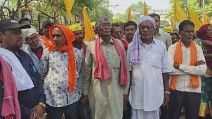 Compensation Amount Still Unreceived After 40 Years Angered Farmers Stage Protest at Collectorate in Durg