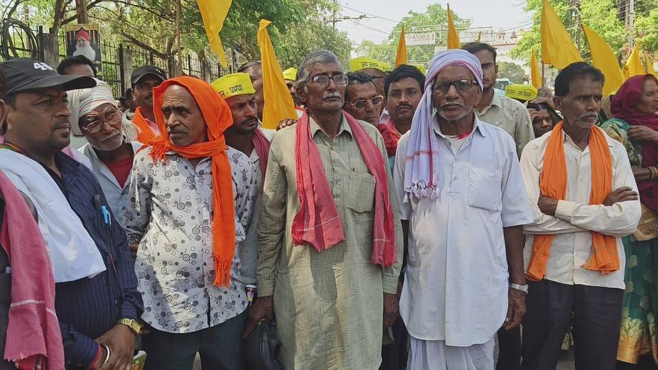 मुआवजा राशि के लिए किसानों ने किया प्रदर्शन