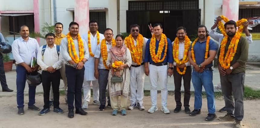 मुख्य चिकित्साधिकारी कार्यालय के सामने खड़े निर्वाचित पदाधिकारी। स्रोत संगठन