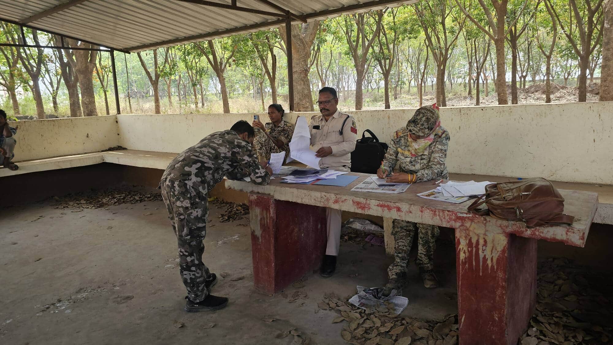 मृत युवकों का पंचनामा करती पुलिस