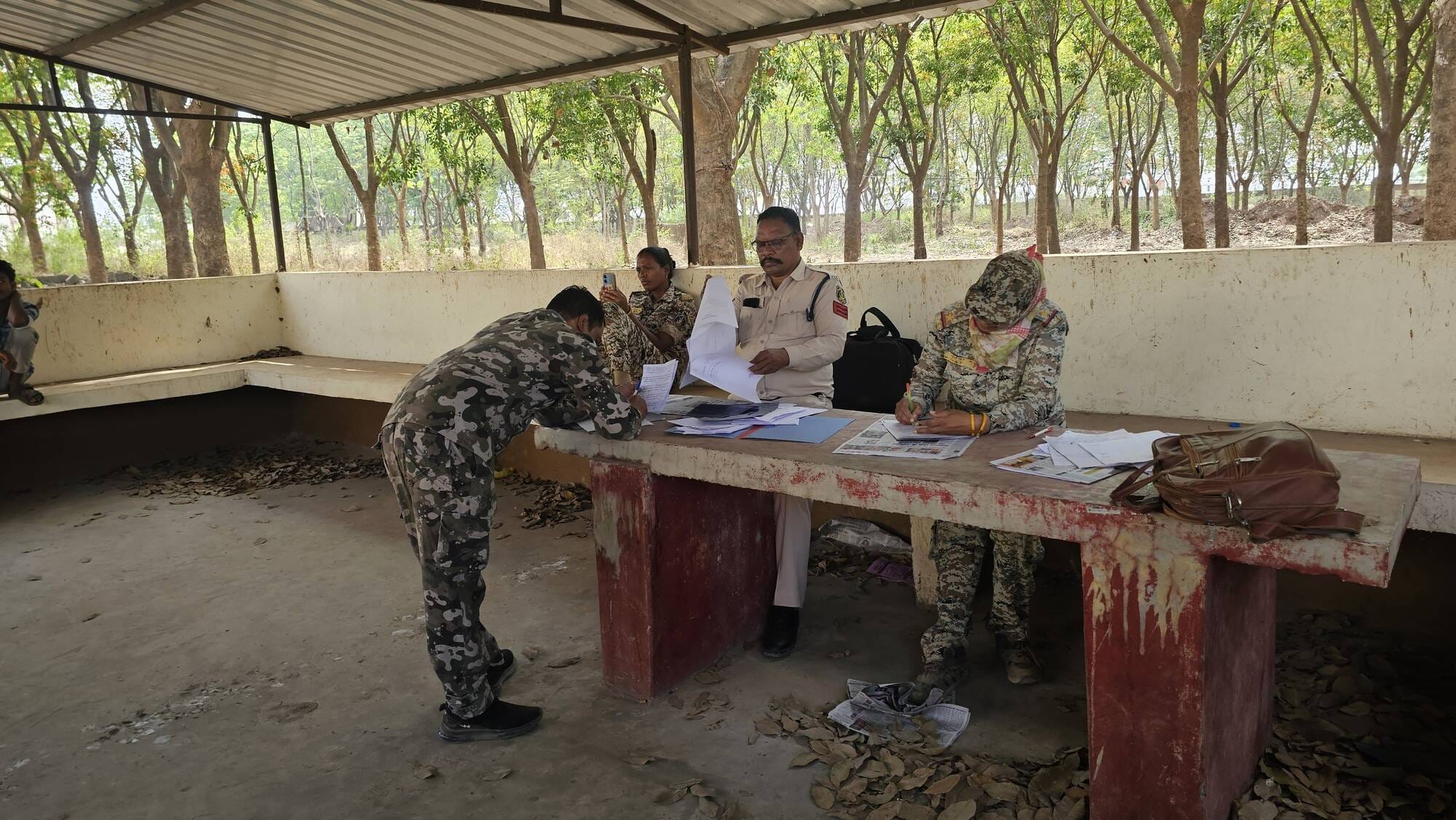 मृत युवकों का पंचनामा करती पुलिस