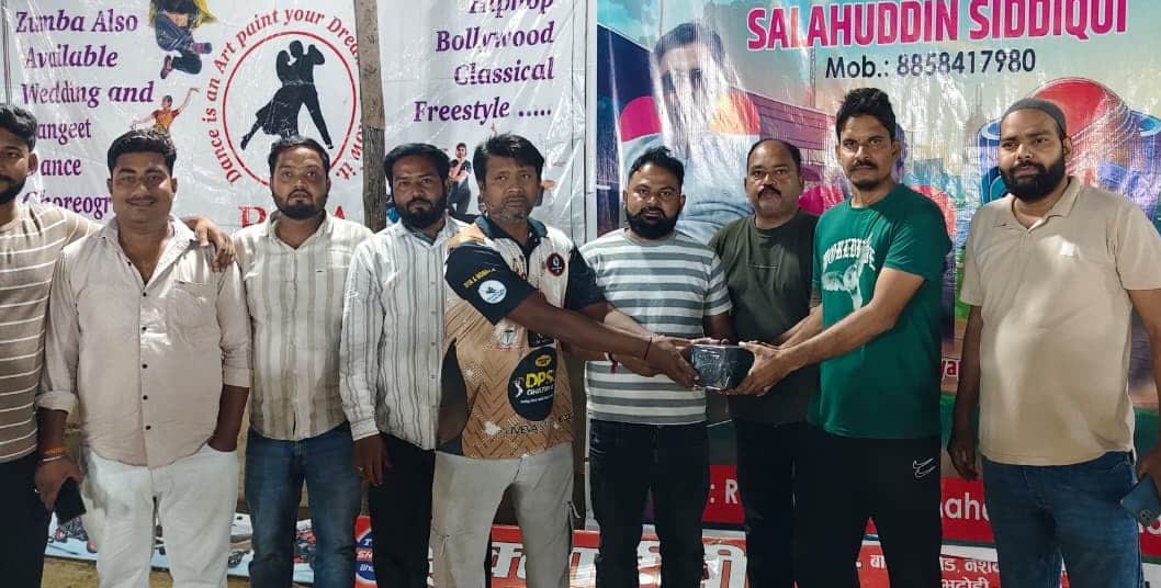 मदारीपुर में रात्रिकालीन क्रिकेट प्रतियोगिता में खिलाड़ी को पुरस्कार देते अतिथि। संवाद