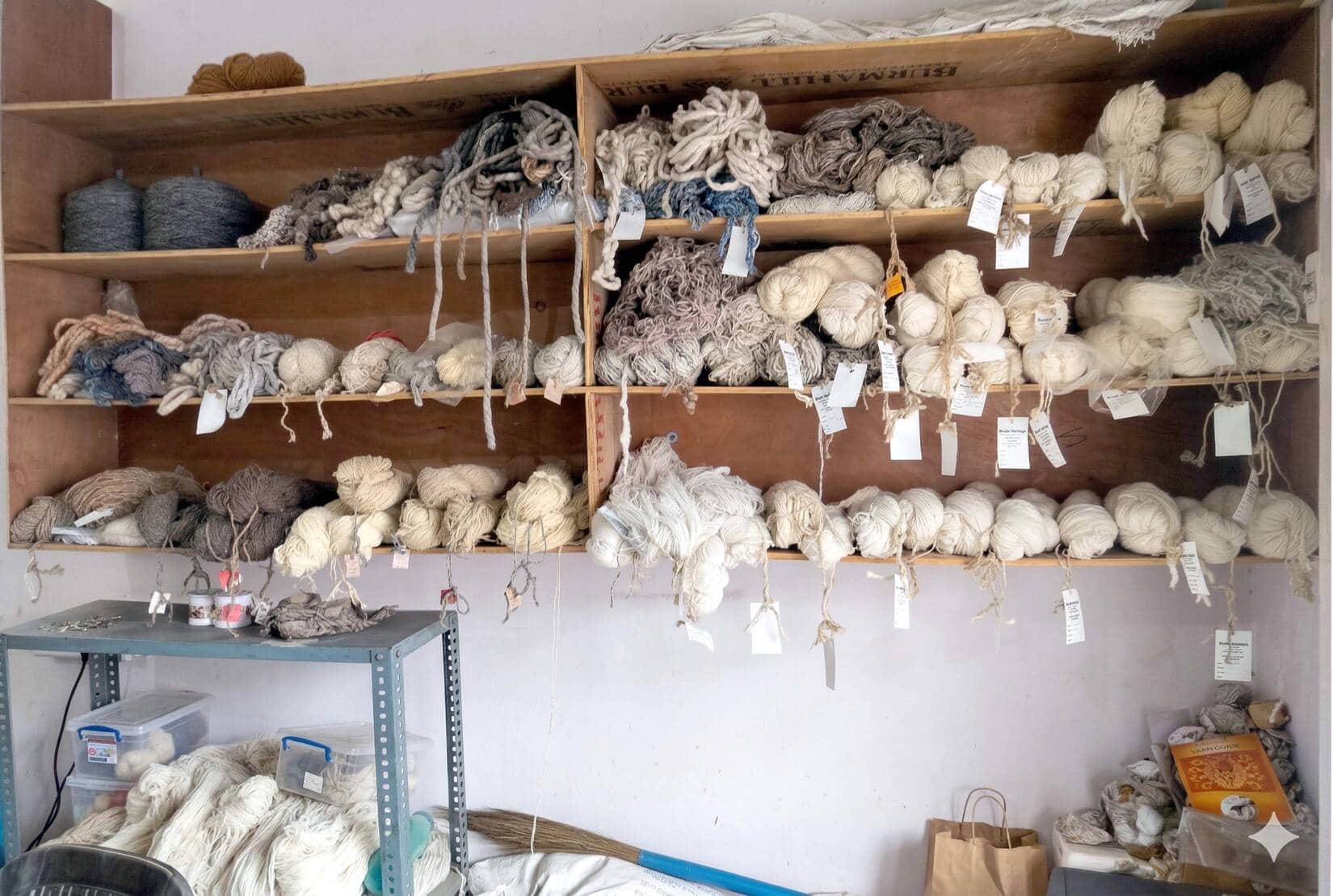 नगर के एक काती की दुकान में बेचे जाने के लिए रखे ऊन कै सैंपल्स। संवाद