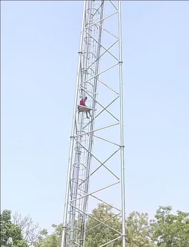 A teenage girl climbed a tower to get her boyfriend released from jail and married, causing a commotion for two hours
