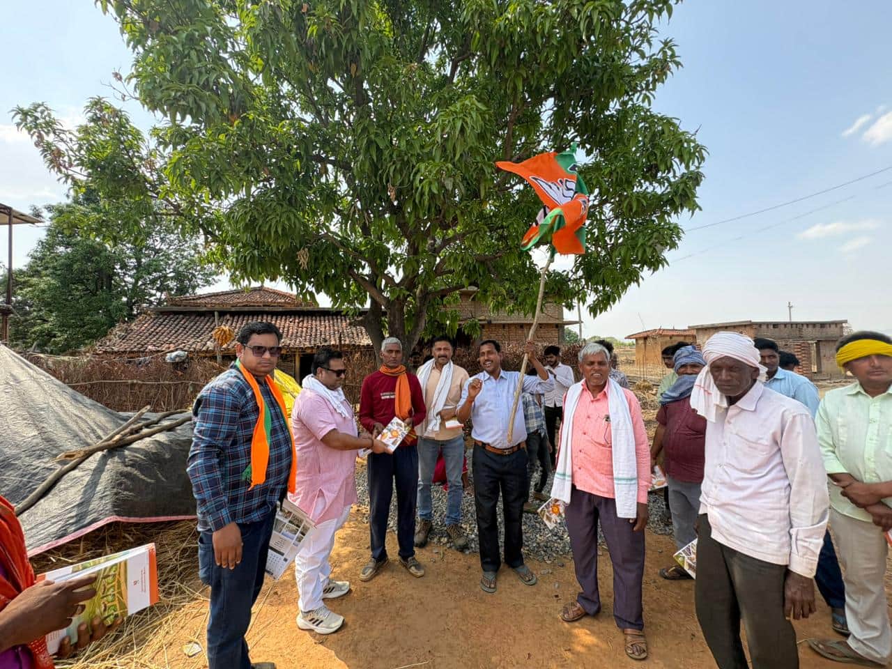 ओबरा क्षेत्र में गांव चलो अभियान में शामिल भाजपा कार्यकर्ता। स्रोत स्वयं