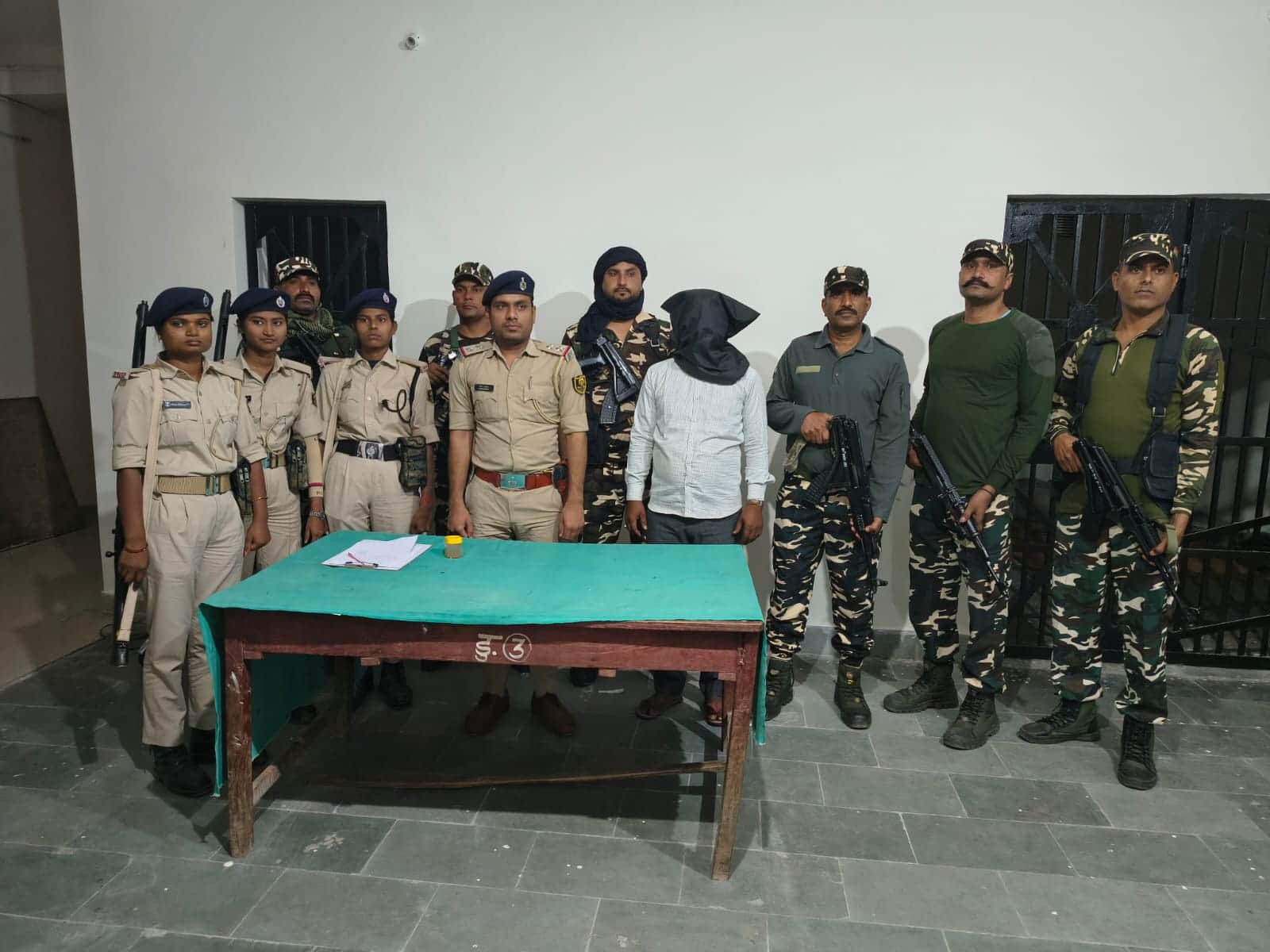 पुलिस जवान के साथ गिरफ्तार नक्सली