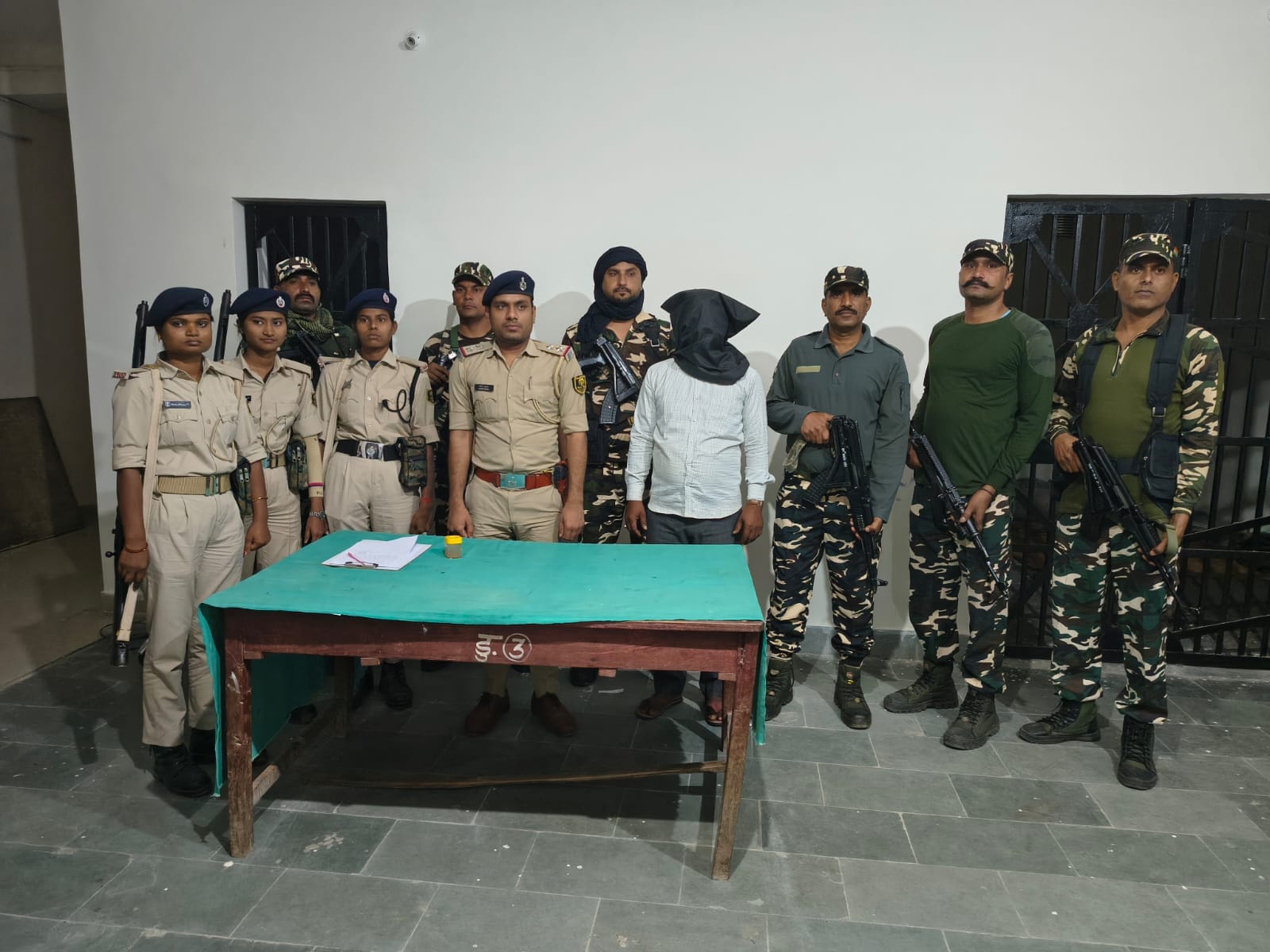 पुलिस जवान के साथ गिरफ्तार नक्सली