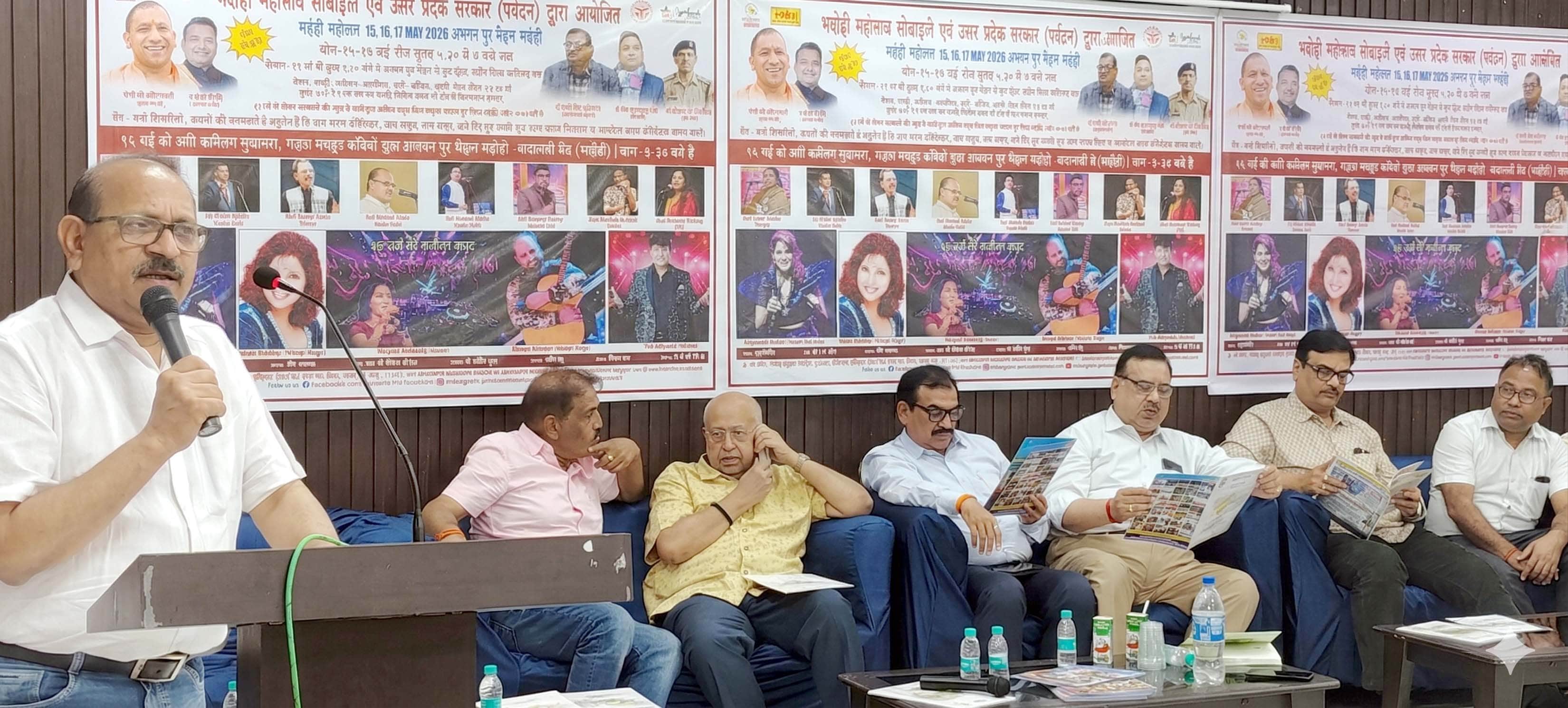 प्रेस वार्ता करते भदोही महोत्सव सोसाईटी के सचिव डा.एके गुप्ता। स्रोत- संवाद