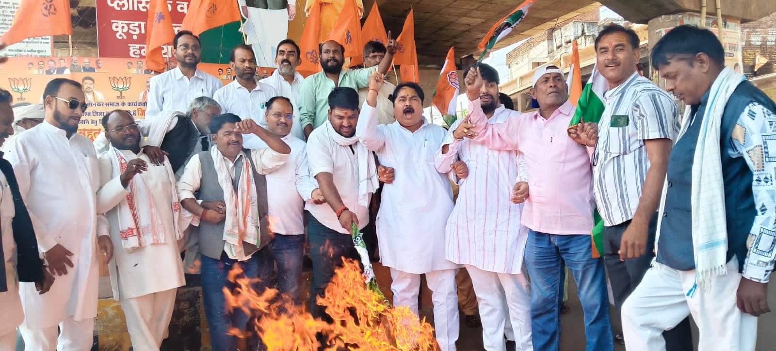 रॉबर्ट्सगंज बढ़ौली चौक पर पुतला फूंकते कांग्रेस कमेटी के पदाधिकारी। स्रोत स्वयं