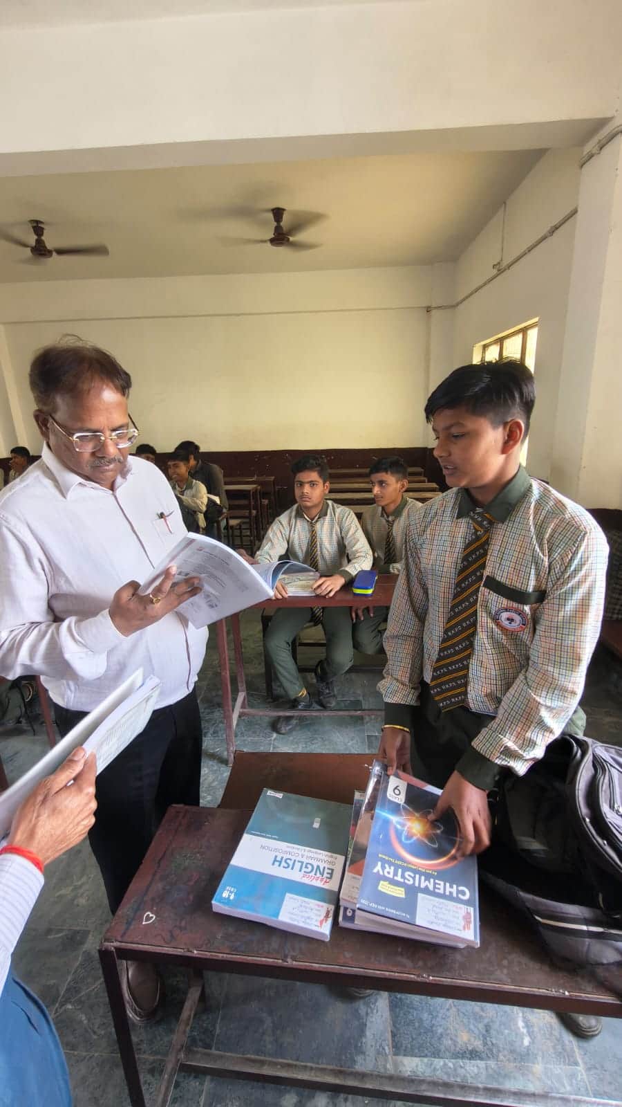 राजकमल पब्लिक स्कूल में महंगी किताबो से पढ़ते कक्षा नौ के छात्र। स्रोत : प्रशासन