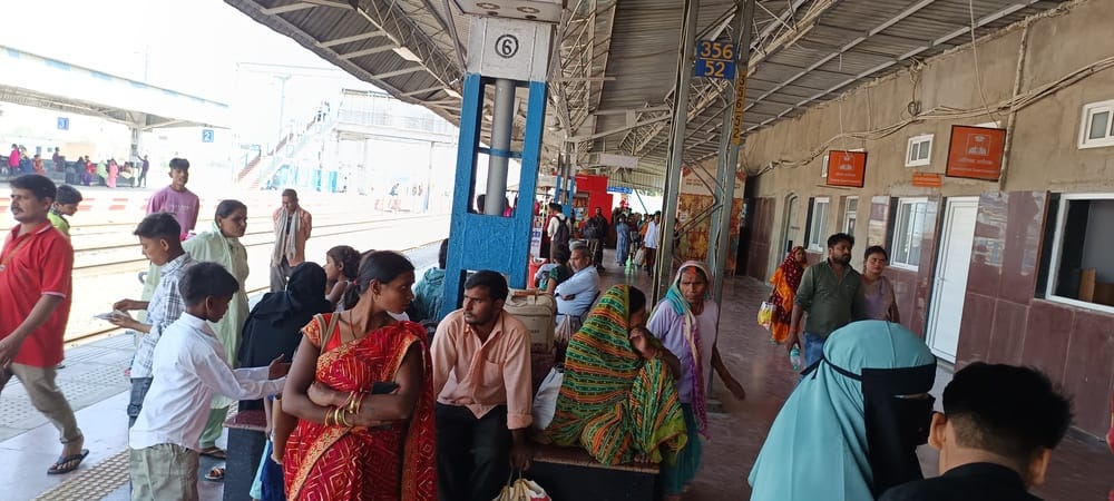 'No Room' on Long-Distance Trains; Scramble for Confirmed Tickets