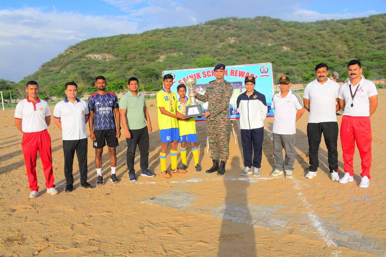 रेवाड़ी। अंतर-सदनीय फुटबॉल प्रतियोगिता में विजेता टीम को सम्मानित करते कार्यवाहक प्राचार्य व प्