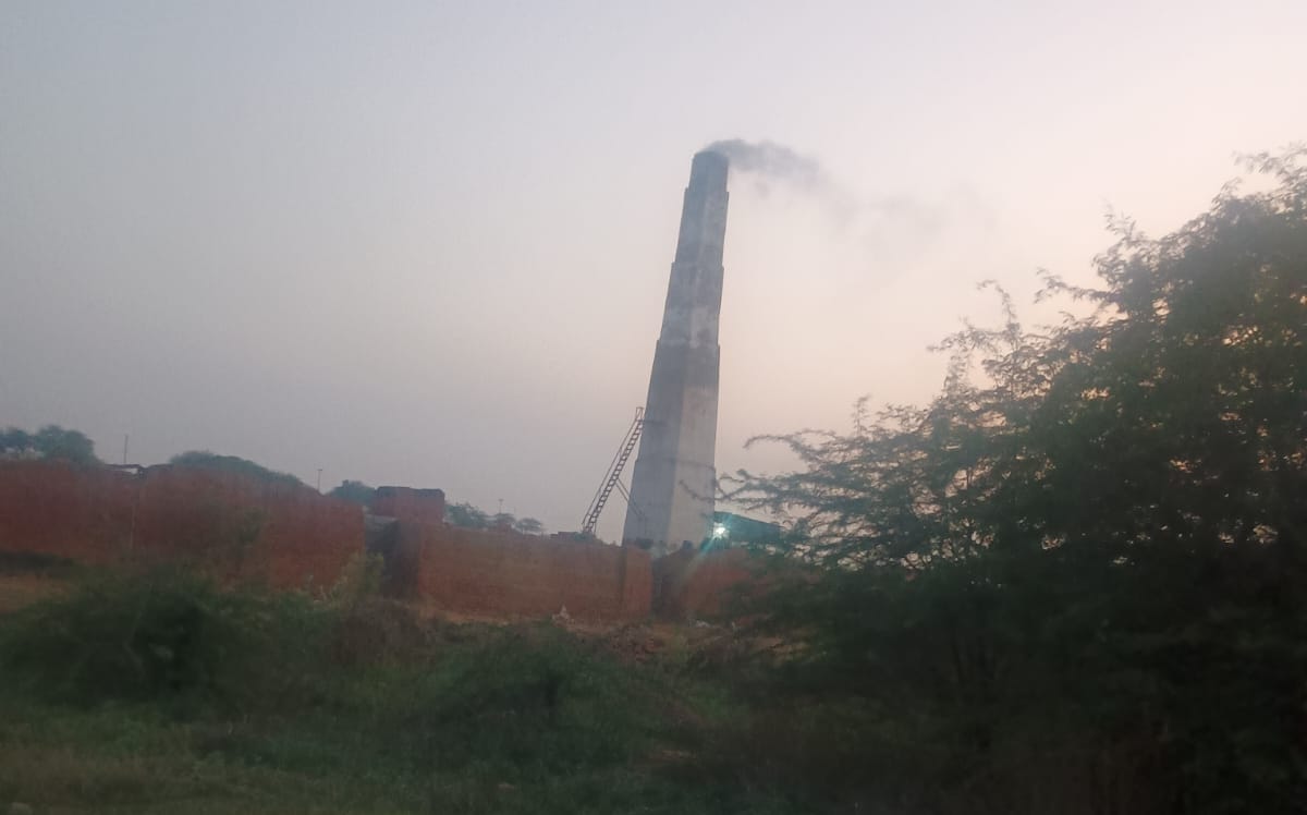 Brick kiln's license suspended for violating environmental regulations, halting operations