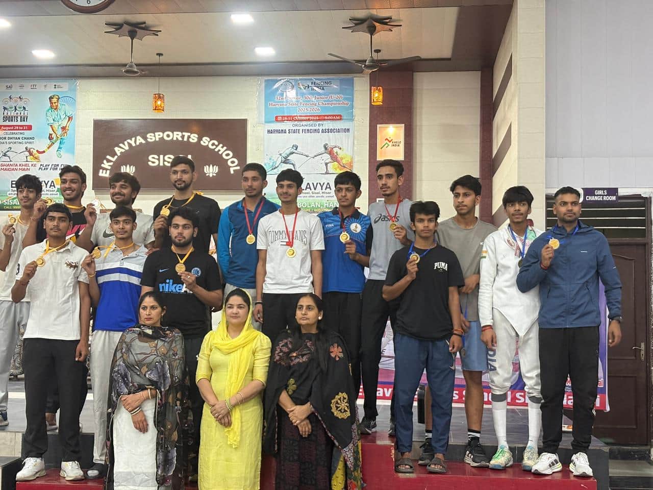 रेवाड़ी। राज्य स्तरीय फेंसिंग चैंपियनशिप में पदक विजेता रेवाड़ी के खिलाड़ी। स्रोत: कोच