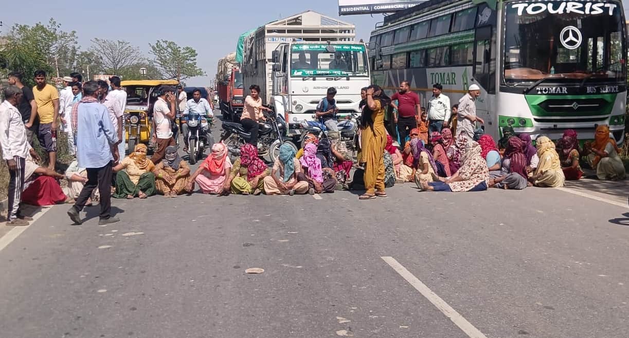 सिंभावली में सड़क पर बैठकर जाम लगाती महिलाएं। संवाद