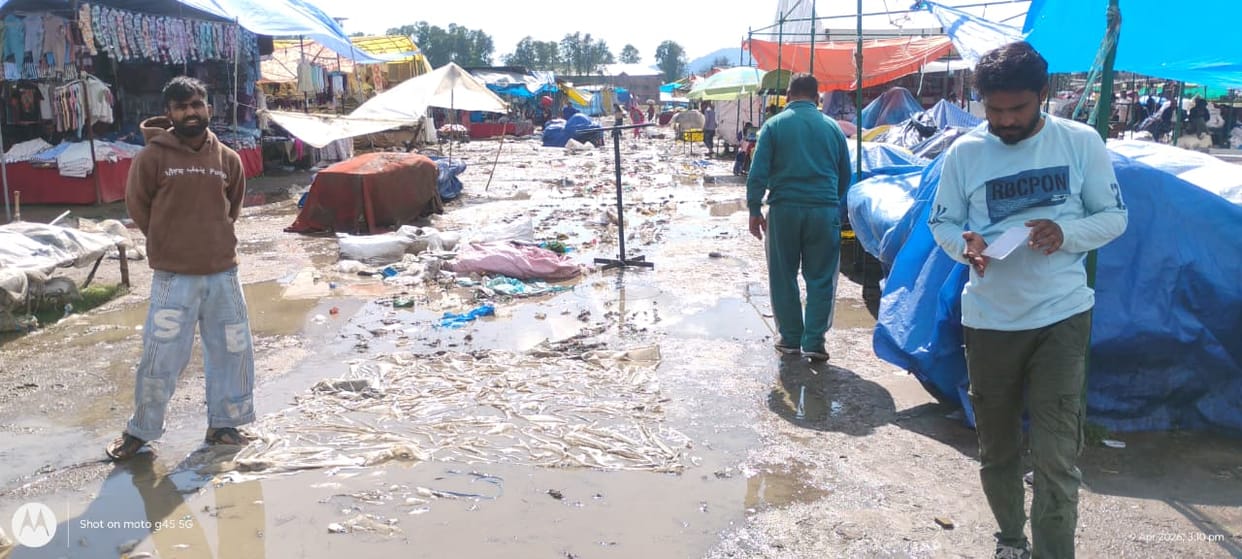 Chaugan turns into a swamp due to rain, shopkeepers are troubled