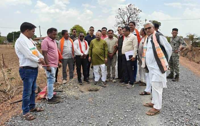 सड़क निर्माण का निरीक्षण करते सांसद संतोष पांडेय