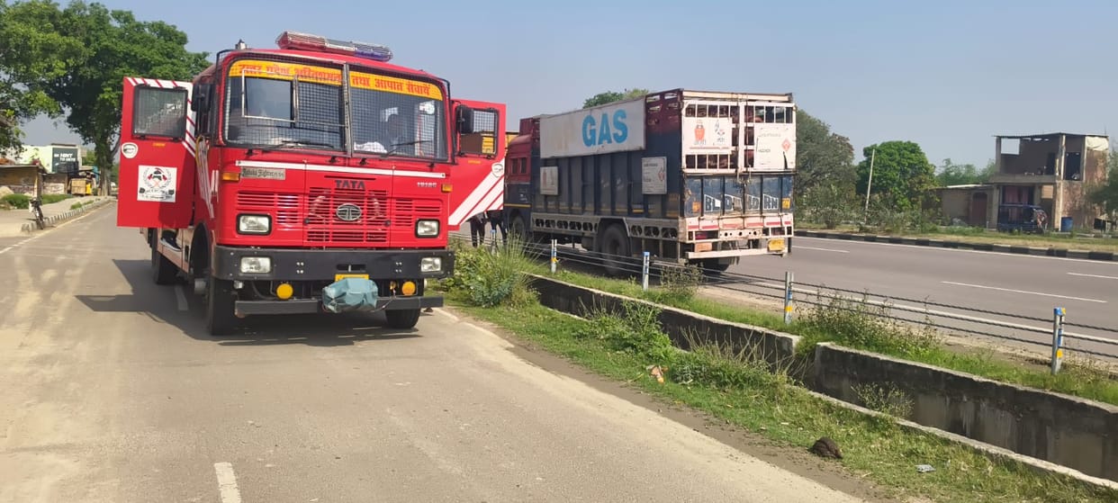 There was a commotion when smoke was seen coming out of a truck carrying cylinders.