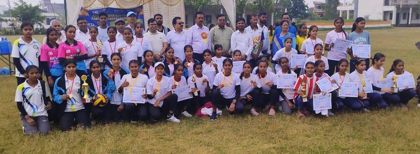 स्टेडियम में आयोजित प्रतियोगिता में सम्मानित किए गए खिलाड़ी। 