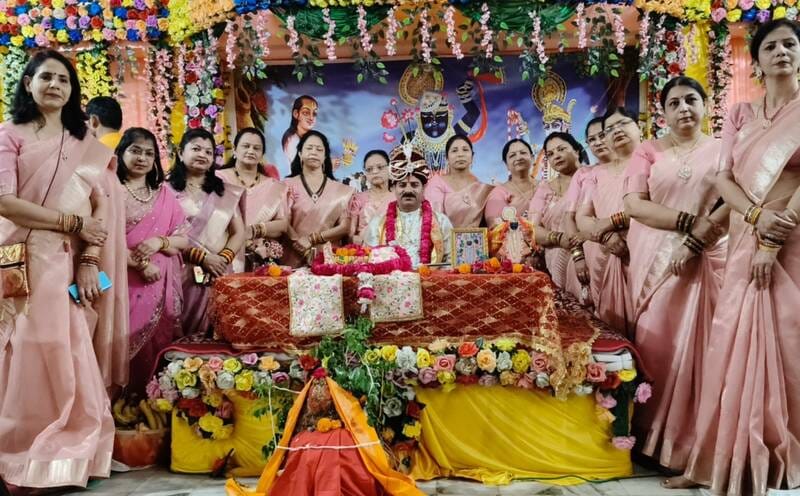 Devotees became emotional upon hearing the story of Sudama.