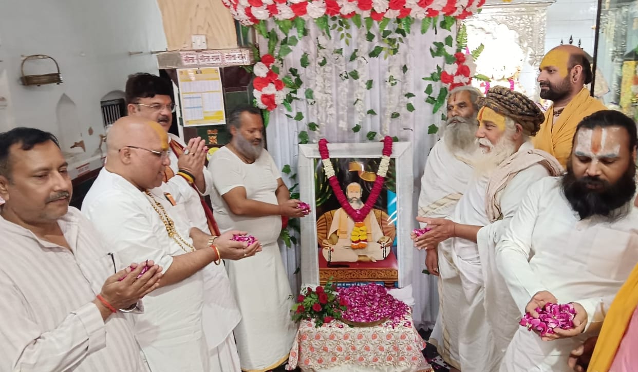 Reverent Remembrance of Past Acharyas at Siyaram Fort; Saints Pay Tribute