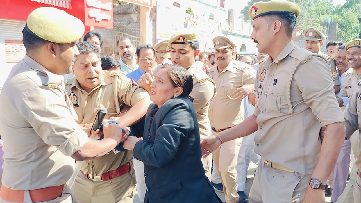Attempt to Burn Effigy: Clash and Scuffle Between Congress Workers and Police