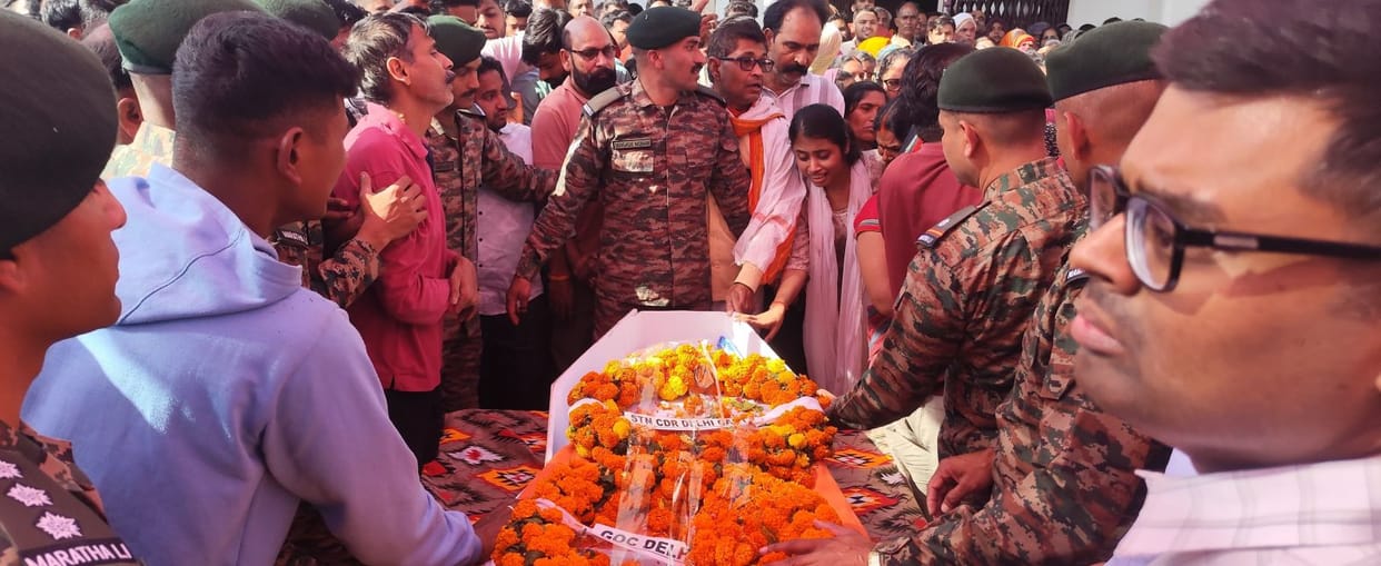 Manjhna broke down in tears upon seeing the martyred Akhilesh, draped in the Tricolor
