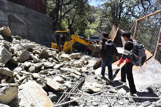 शिमला में समरहिल -बालूगंज सड़क मार्ग पर गिरा डंगा। जिससे यहां दिनभर यातायात अवरुद्ध रहा। लोगों 