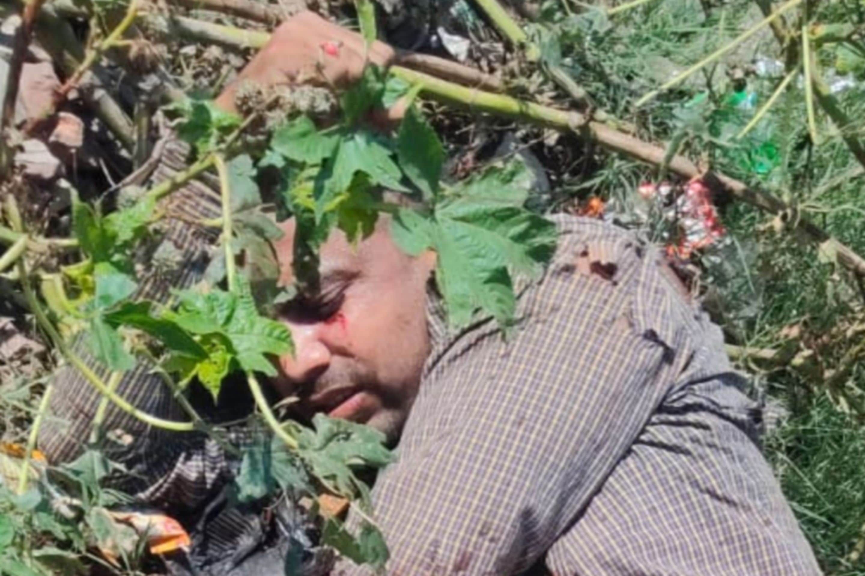 टूंडला में रेलवे लाइन किनारे पड़ा घायल एयरफोर्स कर्मीसंवाद