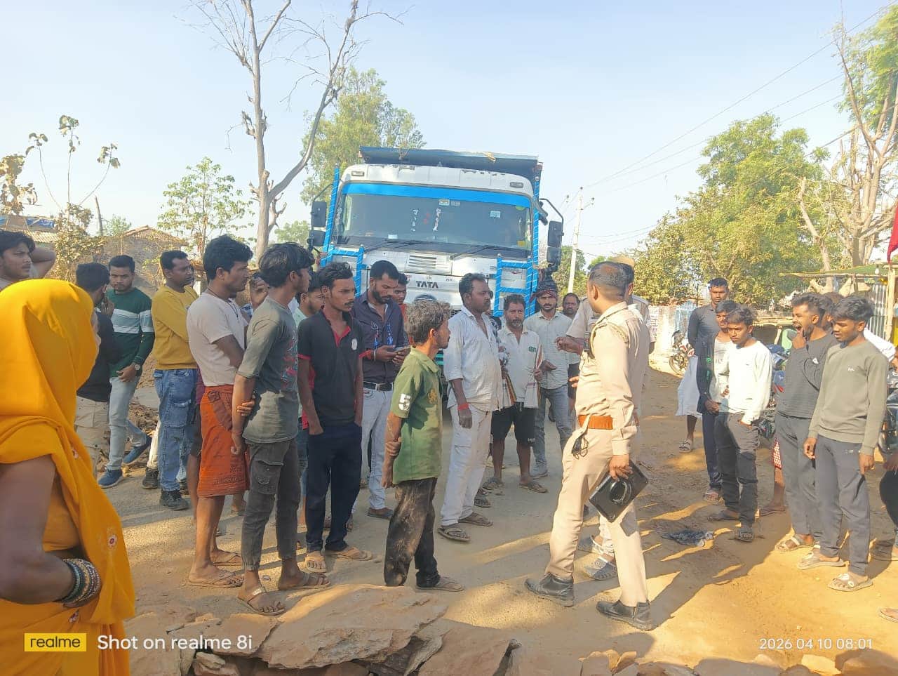 तेलगुड़वा से कोन संपर्क मार्ग स्थित नवटोलिया में विरोध प्रदर्शन कर सड़क जाम करते लोग। संवाद