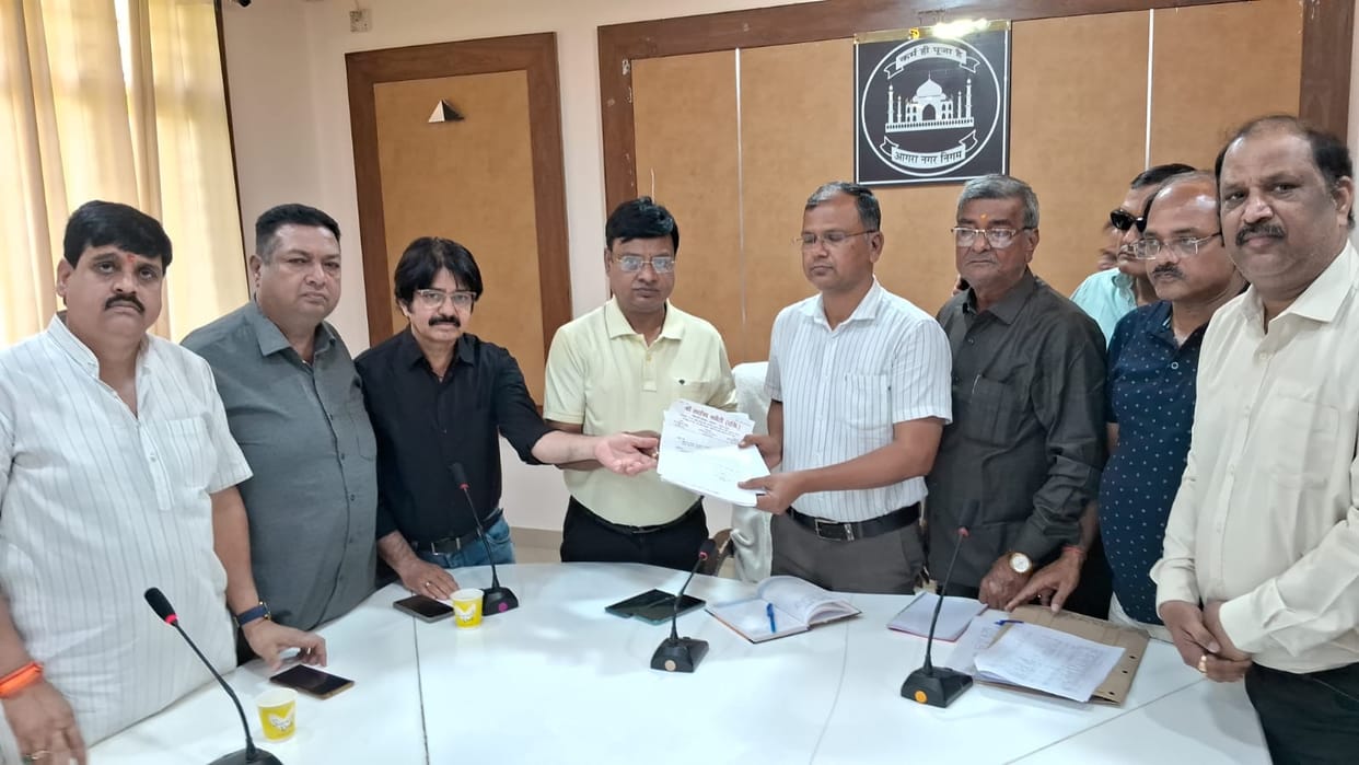 Demonstration of traders in Municipal Corporation, boycott of trade license fee
