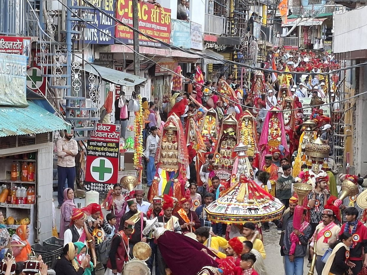 A grand procession of deities was taken out at the Nalwad and Devta fairs.