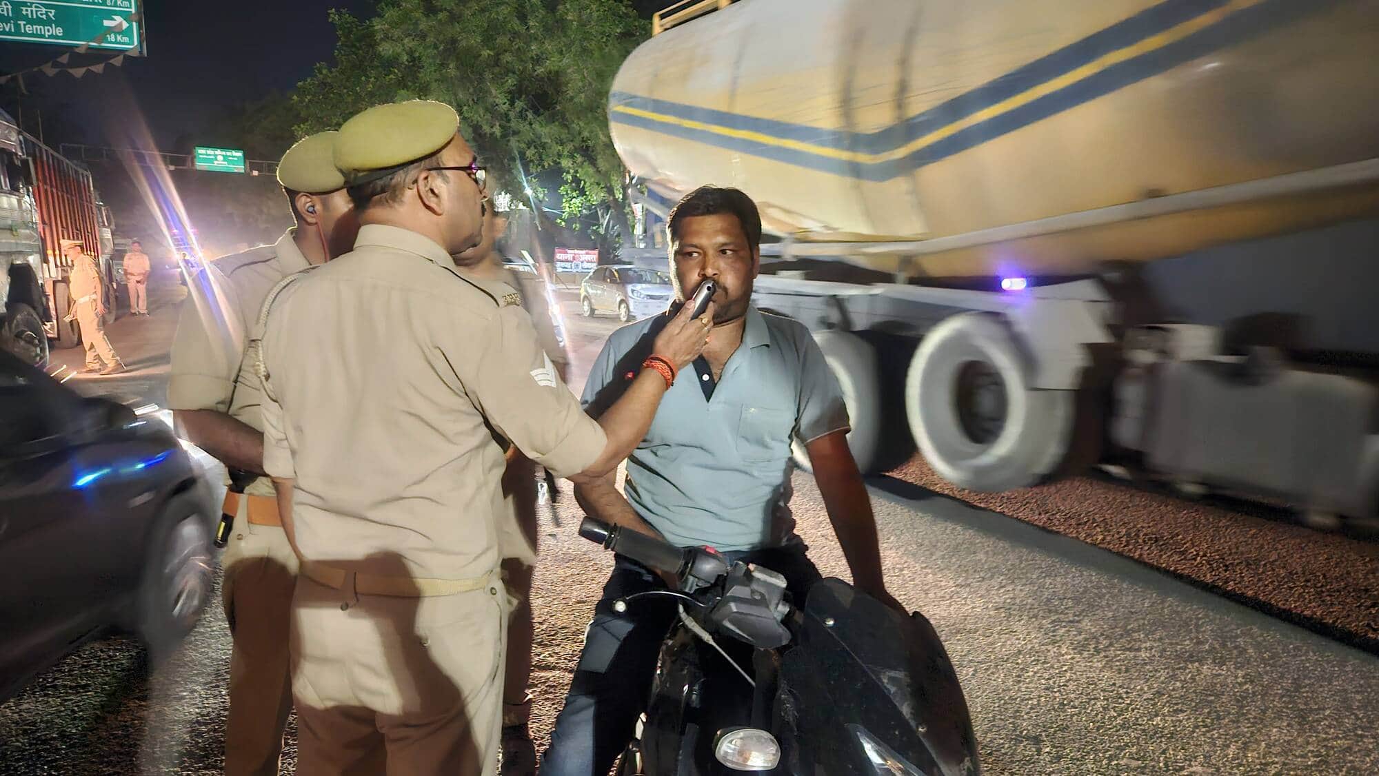 वाराणसी-शक्तिनगर हाईवे पर वाहन चालकों का मशीन से जांच करती अनपरा पुलिस। संवाद