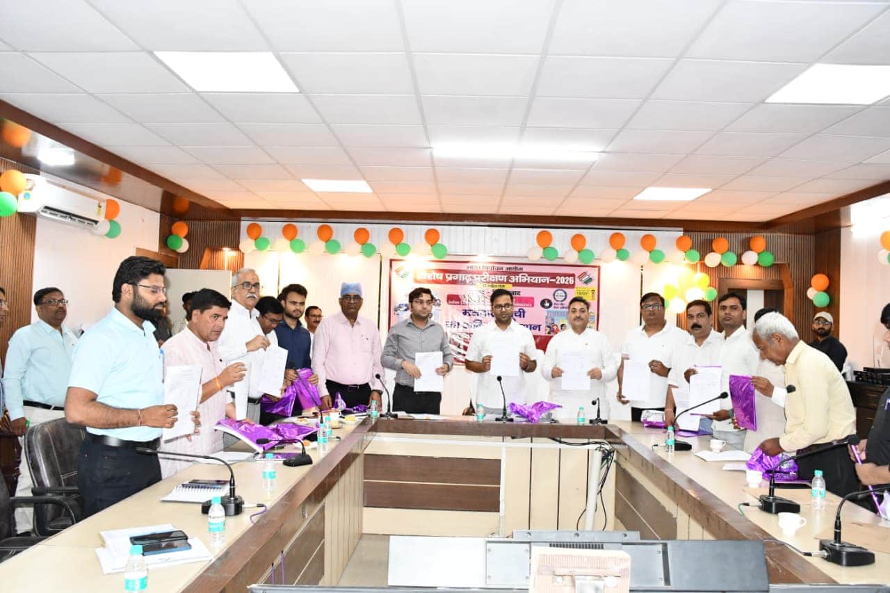 विधानसभा मतदाता सूची के अंतिम प्रकाशन के साथ प्रति का विमोचन करते डीएम रमेश रंजन,एडीएम व विभिन्