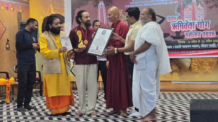 योगाचार्य विक्रम को सम्मानित करते मुख्य अतिथि। स्रोत जागरूक पाठक।