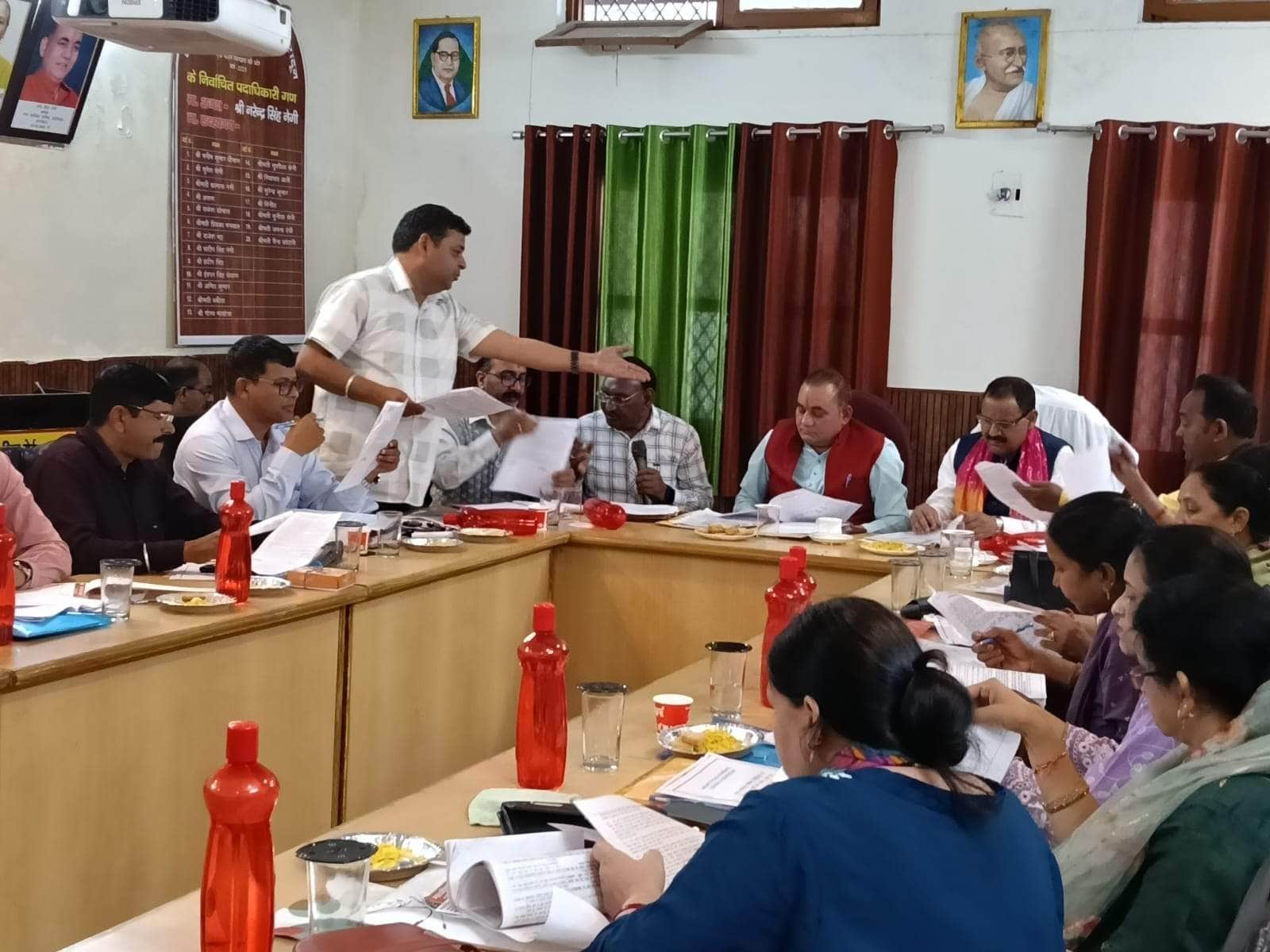 1 -डोईवाला नगर पालिका की बोर्ड बैठक में समस्याओं को रखते नगर सभासद गौरव मल्होत्रा।संवाद