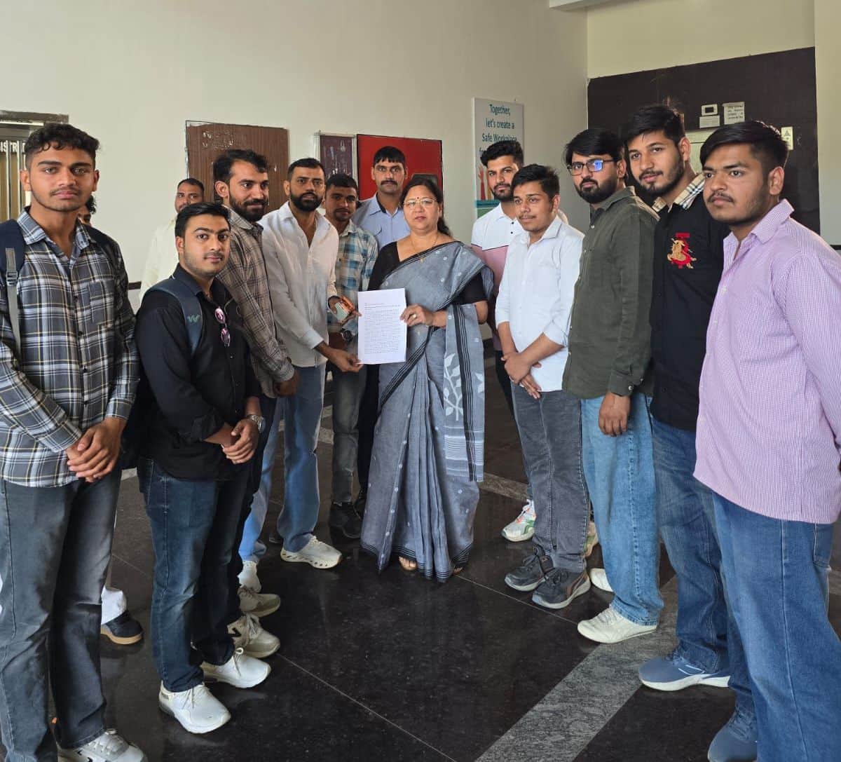 11जेएनडी05: एबीवीपी संगठन सदस्य कुलसचिव सीमा गुप्ता को ज्ञापन सौंपते हुए। स्रोत संगठन