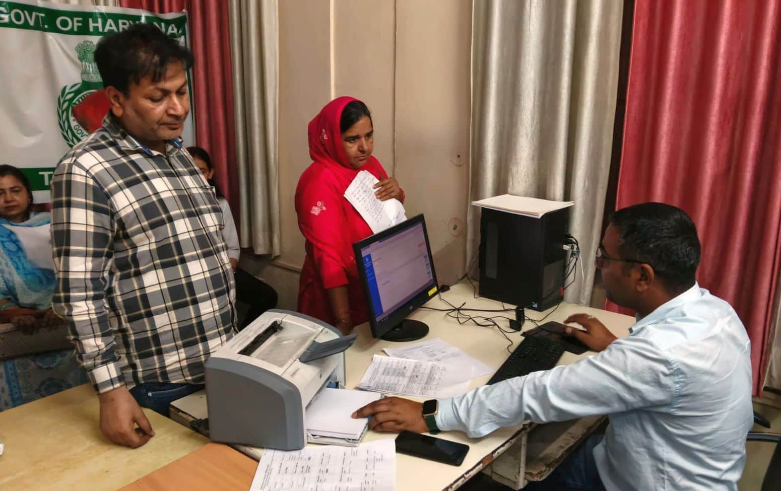 11जेएनडी11:  तहसील कार्यालय में रजिस्ट्री के कार्य के चलते पहुंचे महिला व पुरूष। संवाद