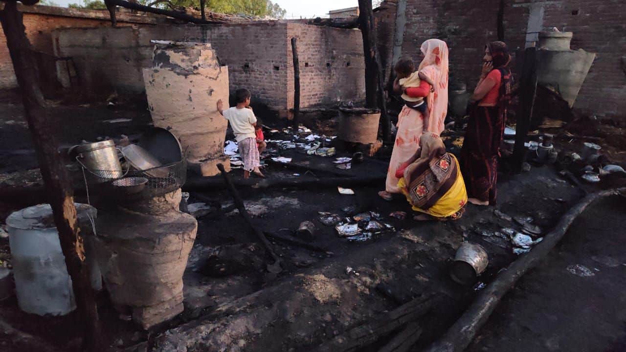 अग्निकांड के बाद शोकाकुल परिवार।