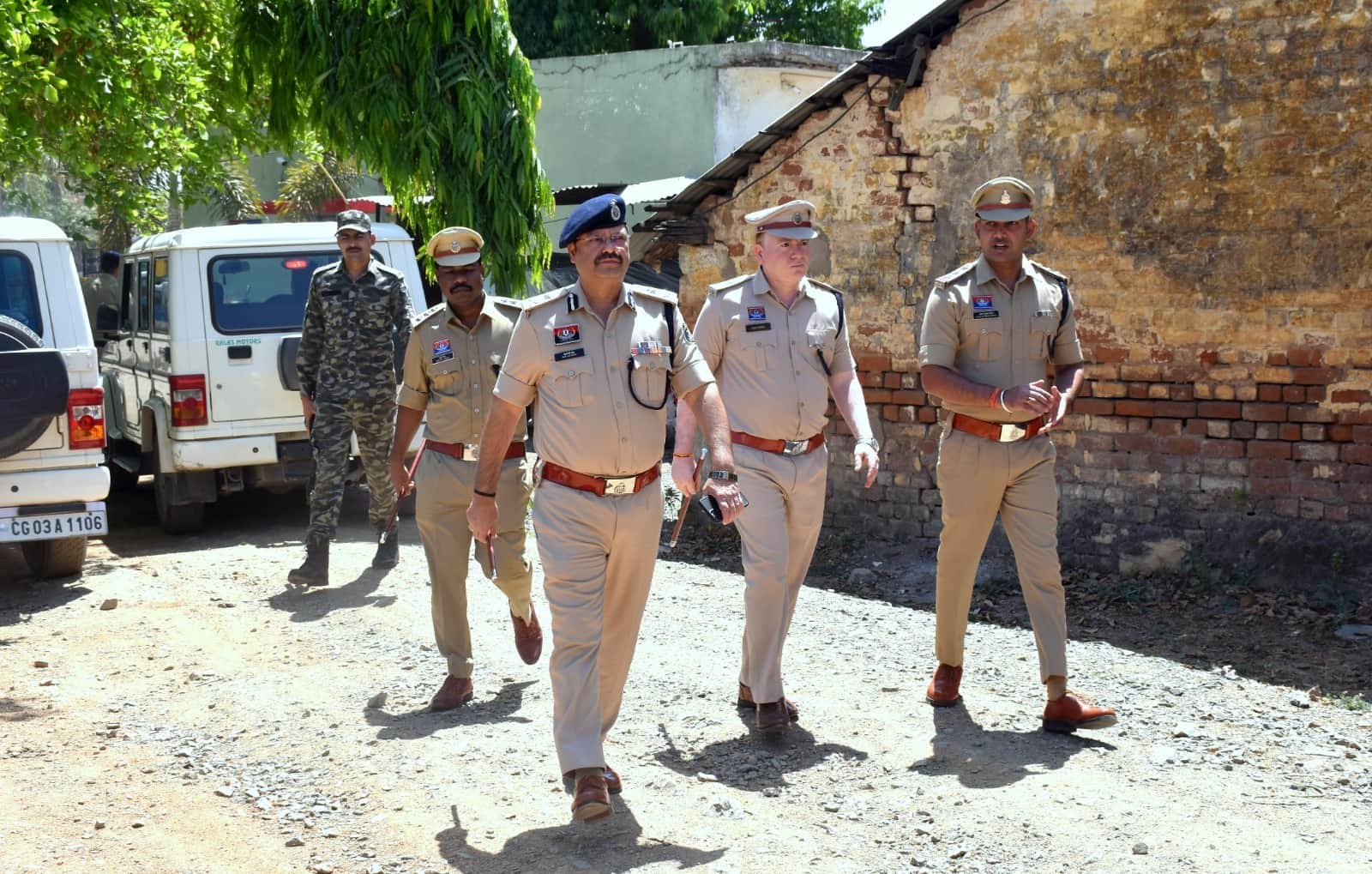 आईजी के साथ एएसपी, डीएसपी मौजूद थे।