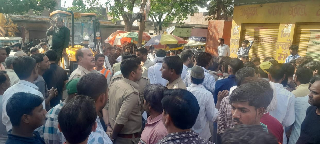 Traders created ruckus over removal of encroachment in Kaudiyaganj