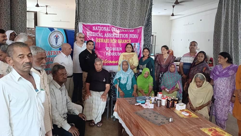 आशियाना वृद्धाश्रम में आयोजित शिविर में पहुंचे लोग। स्रोत : संस्था